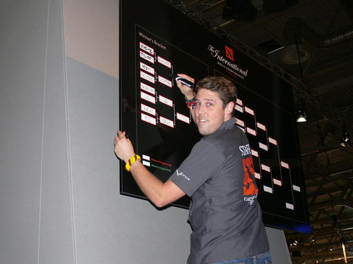 DOTA 2 - GamesCom 2011: Итоги турнира, награждение и фото отчет